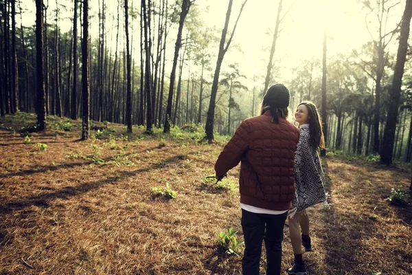 Young Couple of Travelers in Forest — Stock Photo, Image