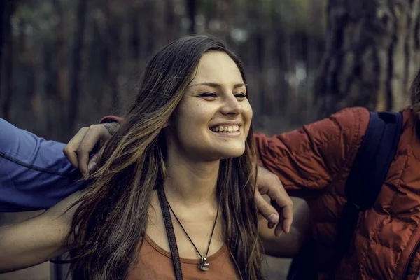 Sorrindo jovem mulher com amigos — Fotografia de Stock