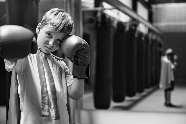 Ragazzo formazione Boxe Esercizio — Foto Stock