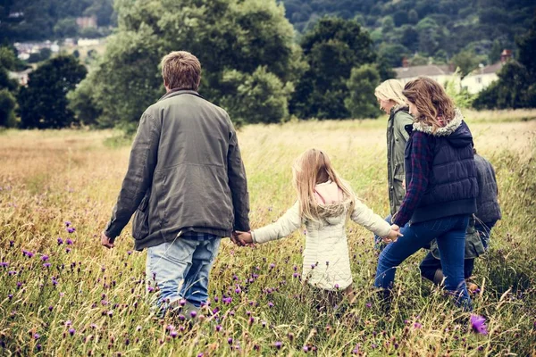Familie wandelen in het veld — Stockfoto
