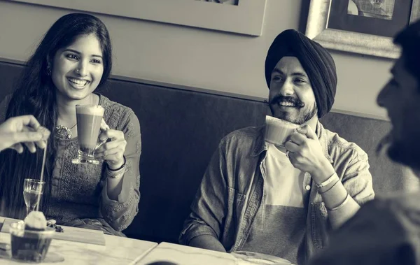 Índio amigos bebendo café e chá — Fotografia de Stock