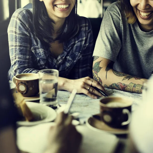 Personas tomando café — Foto de Stock