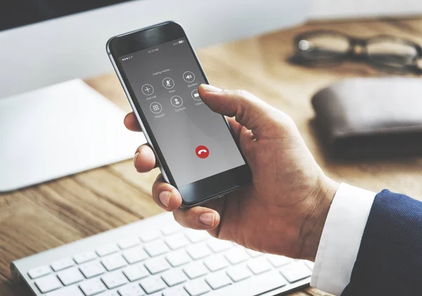 Geschäftsmann mit Smartphone — Stockfoto