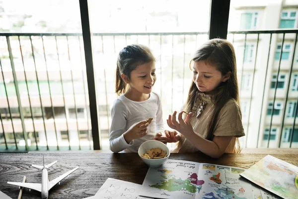 Girls Eating Shack — Stock Photo, Image