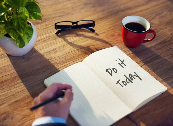 Homem escrevendo notas no caderno — Fotografia de Stock