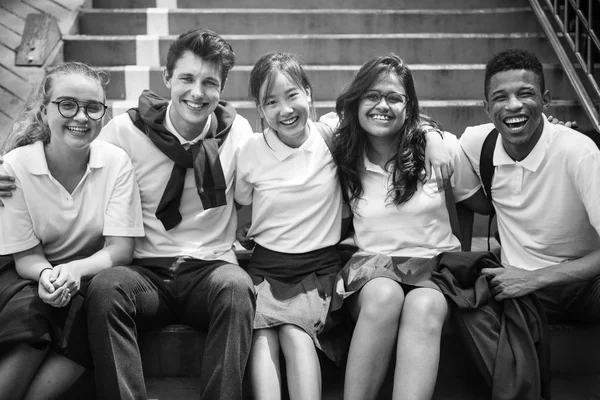 Diversos estudiantes en uniforme escolar —  Fotos de Stock
