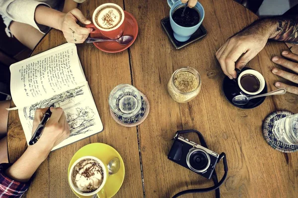 Mensen drinken koffie — Stockfoto