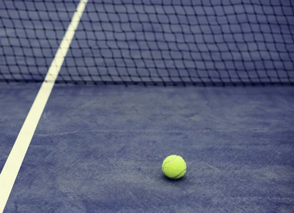 สนามเทนนิสและลูกบอล — ภาพถ่ายสต็อก