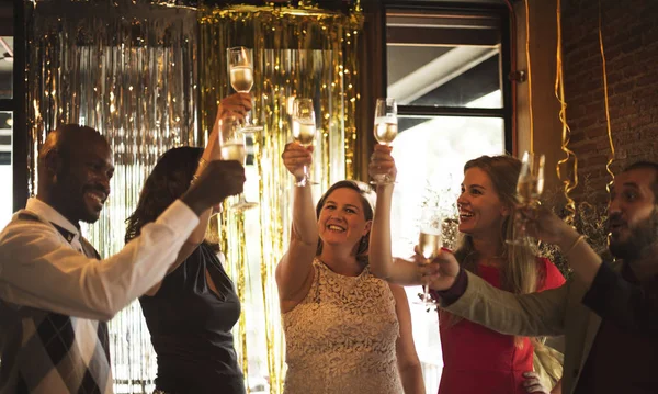 Pessoas juntos celebrando — Fotografia de Stock