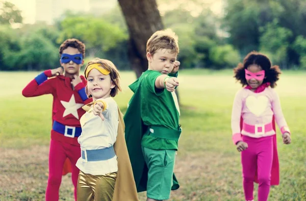 Супергерои веселые дети развлекаются — стоковое фото
