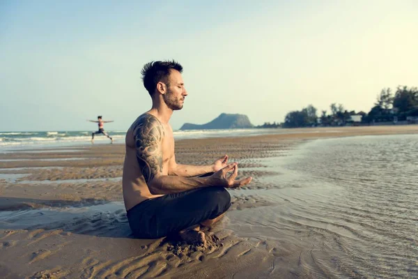 Yoga, meditasyon yapan erkek