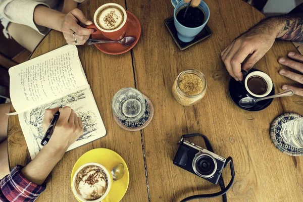 Pessoas bebendo café — Fotografia de Stock