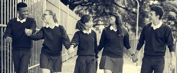 Diverse studenten in schooluniform — Stockfoto