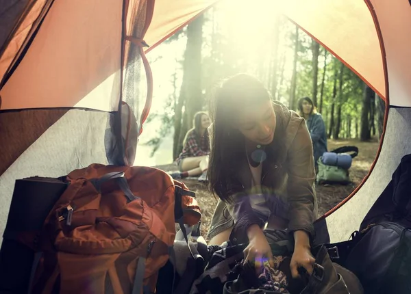 Ragazza nella tenda con zaino — Foto Stock