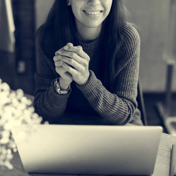 Mujer Yoman con ordenador portátil — Foto de Stock