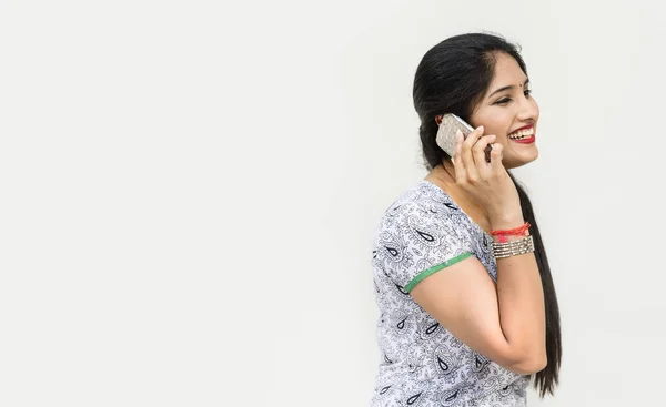 Indian woman talking on mobile — Stock Photo, Image