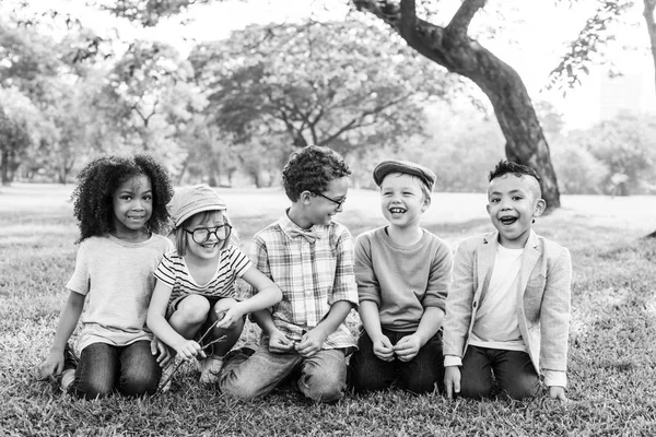 Niños alegres jugando en el parque —  Fotos de Stock