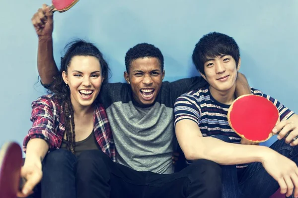 Diversidad de amigos con raquetas de ping pong —  Fotos de Stock