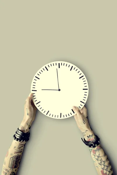 Ręce w tatuaże z zegarem — Zdjęcie stockowe