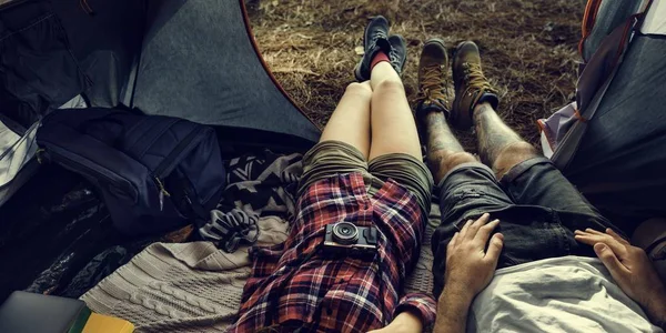 Jovens amigos viajantes na floresta — Fotografia de Stock