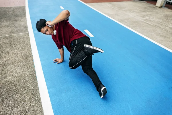 Tipo a dançar breakdance — Fotografia de Stock