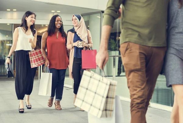 Gelukkig vrouwen in winkelcentrum — Stockfoto