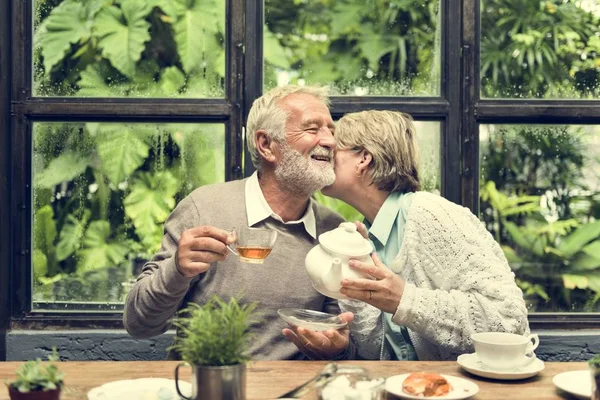 Senioren treffen sich — Stockfoto