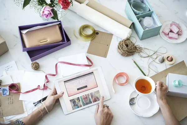 Frau benutzt Tablet — Stockfoto