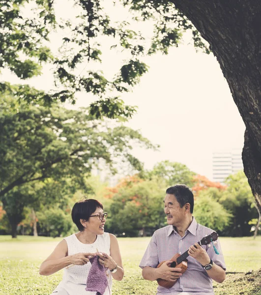Couple spending time in the Park — Stock Photo, Image