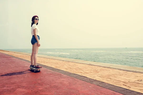Девушка в шортах на скейтборде — стоковое фото