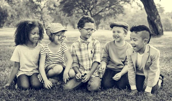 Χαρούμενα παιδιά που παίζουν στο πάρκο — Φωτογραφία Αρχείου