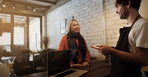 Barista y Cliente en Restaurante — Foto de Stock