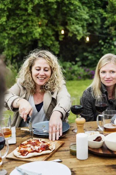 Mujer cortando pizza — Foto de Stock