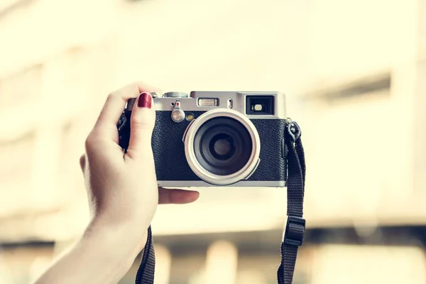 Mão segurando câmera — Fotografia de Stock