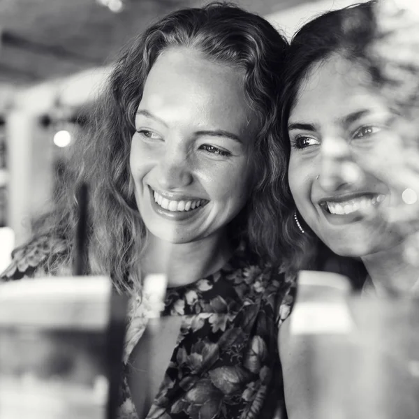 Mulheres comunicando no café — Fotografia de Stock