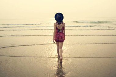 Sahilde güzel bir kadın 