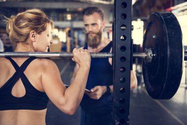 Spor salonunda egzersiz yapan insanlar