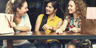  Kafede chat yapan kadınlar