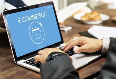 Dizüstü bilgisayar kullanan iş adamı