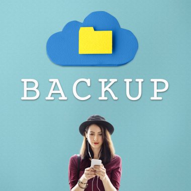 Akıllı telefon tarama şapkalı kadın