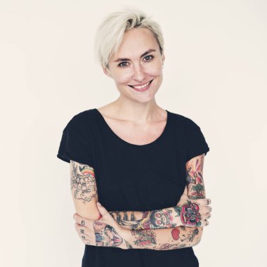 Studio poz dövmeli kadın