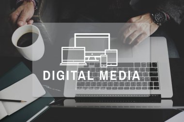 İşyeri masada dizüstü bilgisayar kullanan adam