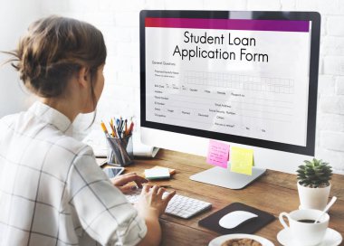 bilgisayar ile çalışan kadın