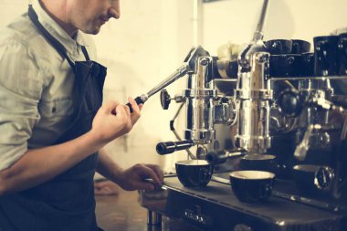 Kafede çalışan barista