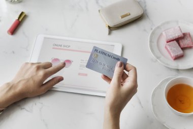 İnternetten alışveriş yapan kadın