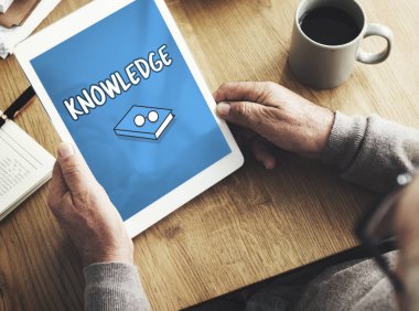 Dijital tablet kullanan adam