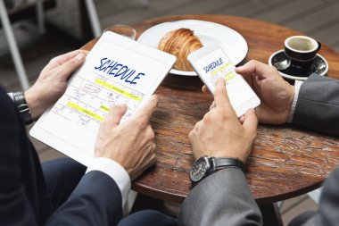 dijital cihazlar kullanarak iş adamları,