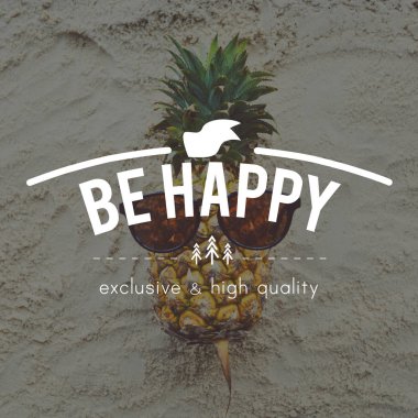 Kum üzerinde komik ananas