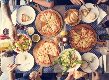 Pizza Yiyen Arkadaşlar