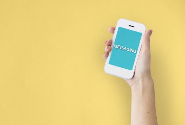 akıllı telefon elinde 